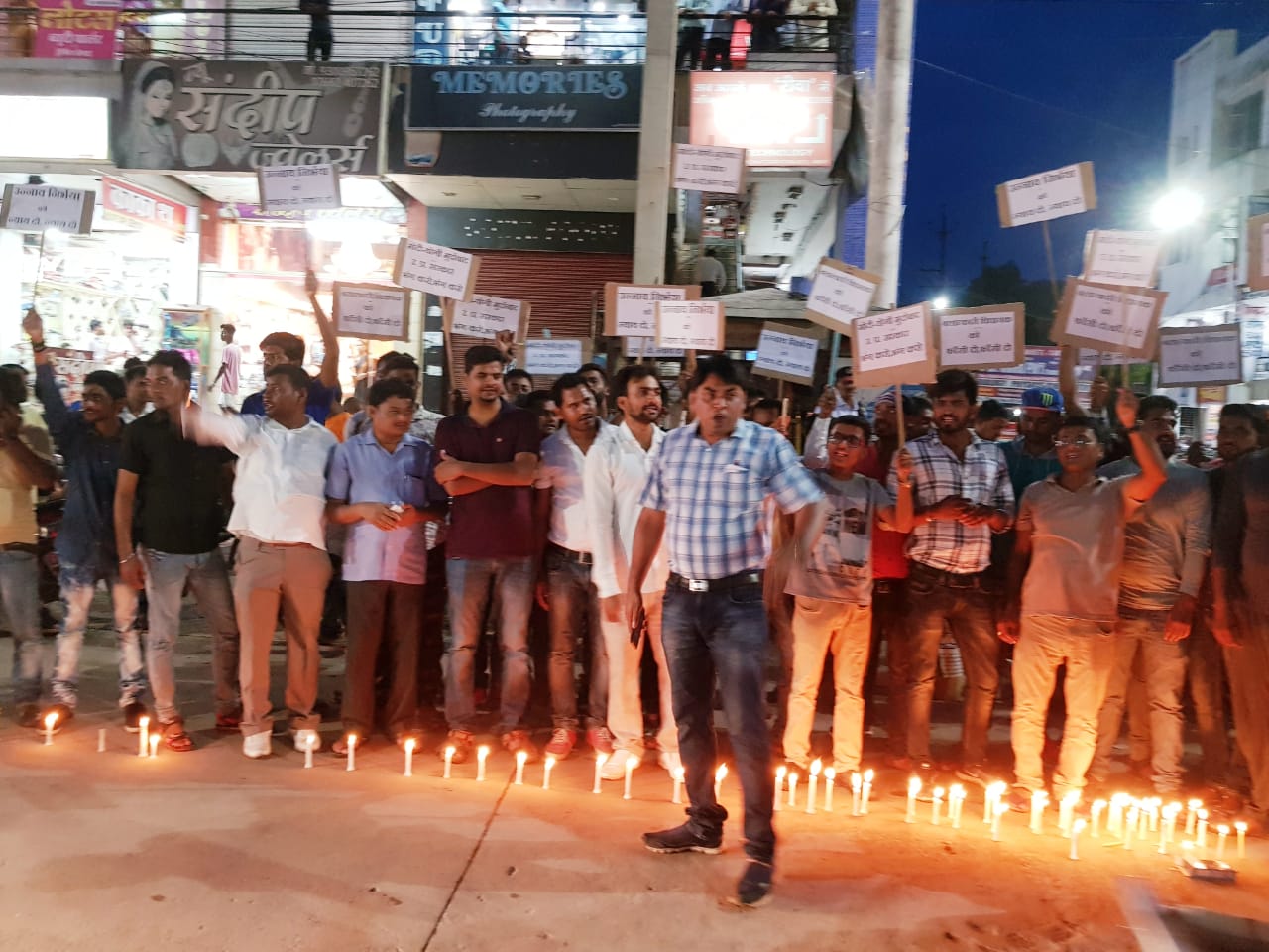  उन्नाव रेप पीड़िता के न्याय हेतु युवा समाजसेवियों द्वारा कैंडल मार्च।