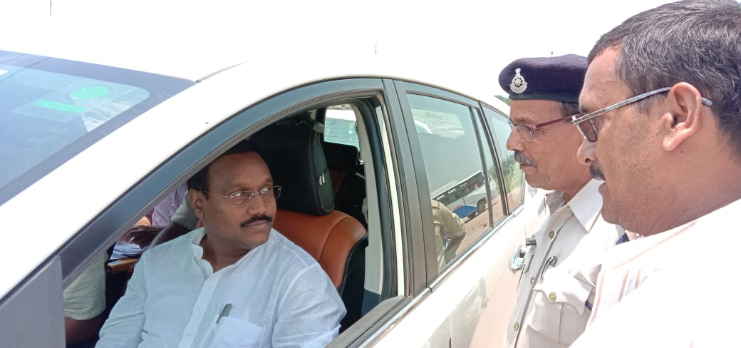 बदवार सरपंच काशीनाथ पटेल ने गांव मे मंत्री जी को रोक कर कई समस्याओ से  आवगत कराया।