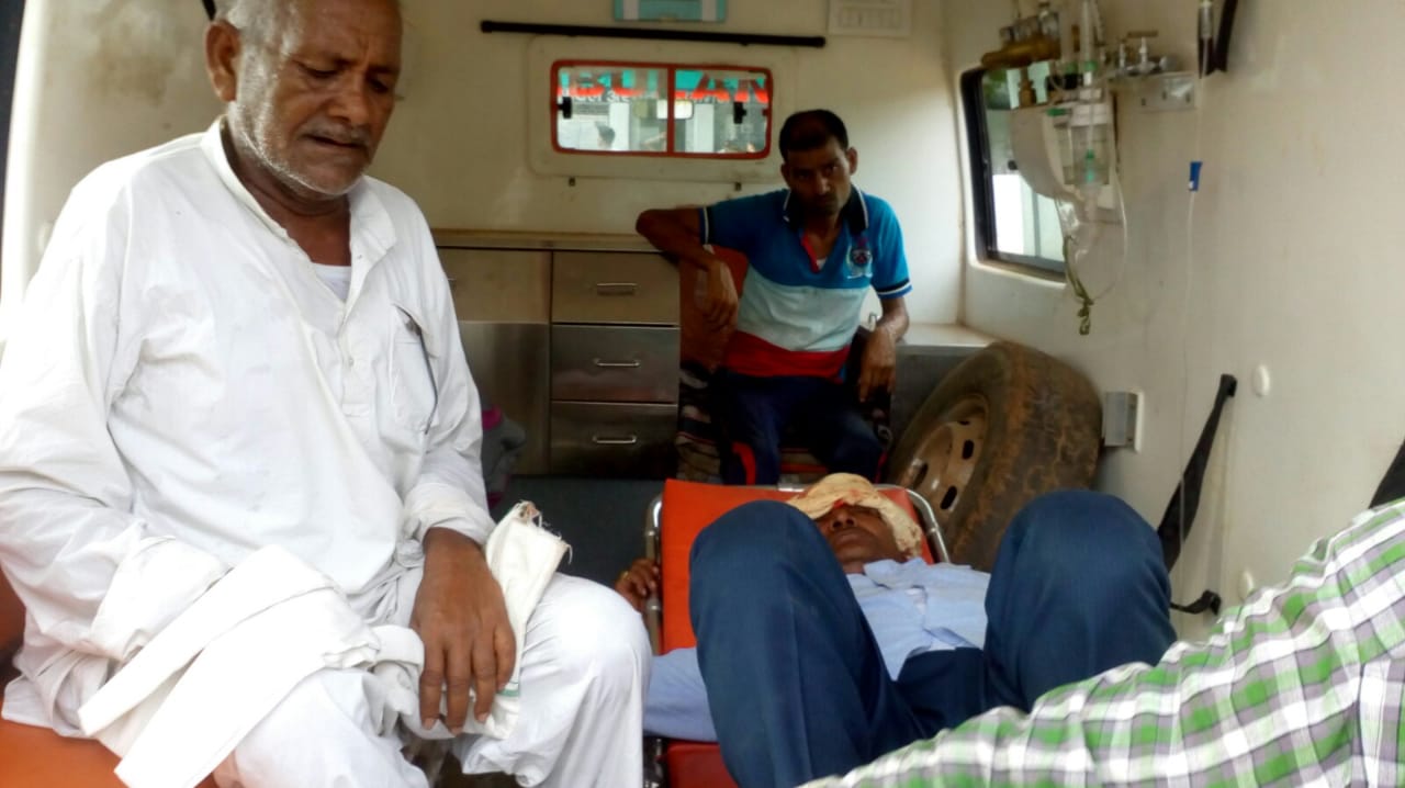 ट्रक और बोलेरो में जोरदार भिड़ंत थाना लौर के अंतर्गत नौढ़ीया बाईपास