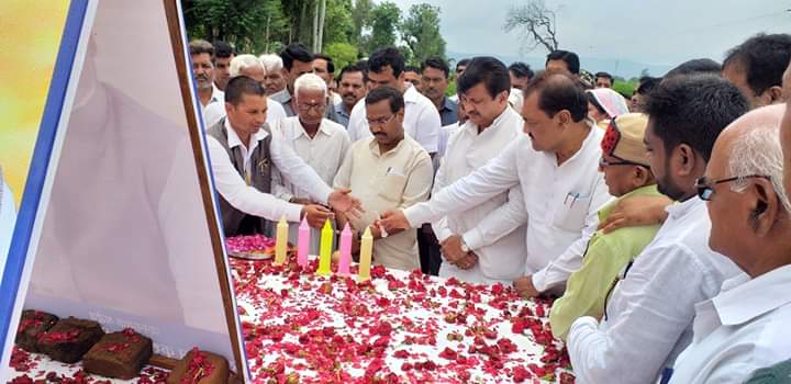 पंचायत एवं ग्रामीण विकास मंत्री माननीय श्री कमलेश्वर पटेल जी ने आज सतना जिले के ग्राम बजवाही में पूर्व सांसद सतना स्वर्गीय श्री सुखलाल कुशवाहा जी के महापरिनिर्वाण दिवस के अवसर पर समाधि स्थल पहुंचकर श्रंद्धांजलि अर्पित किए!