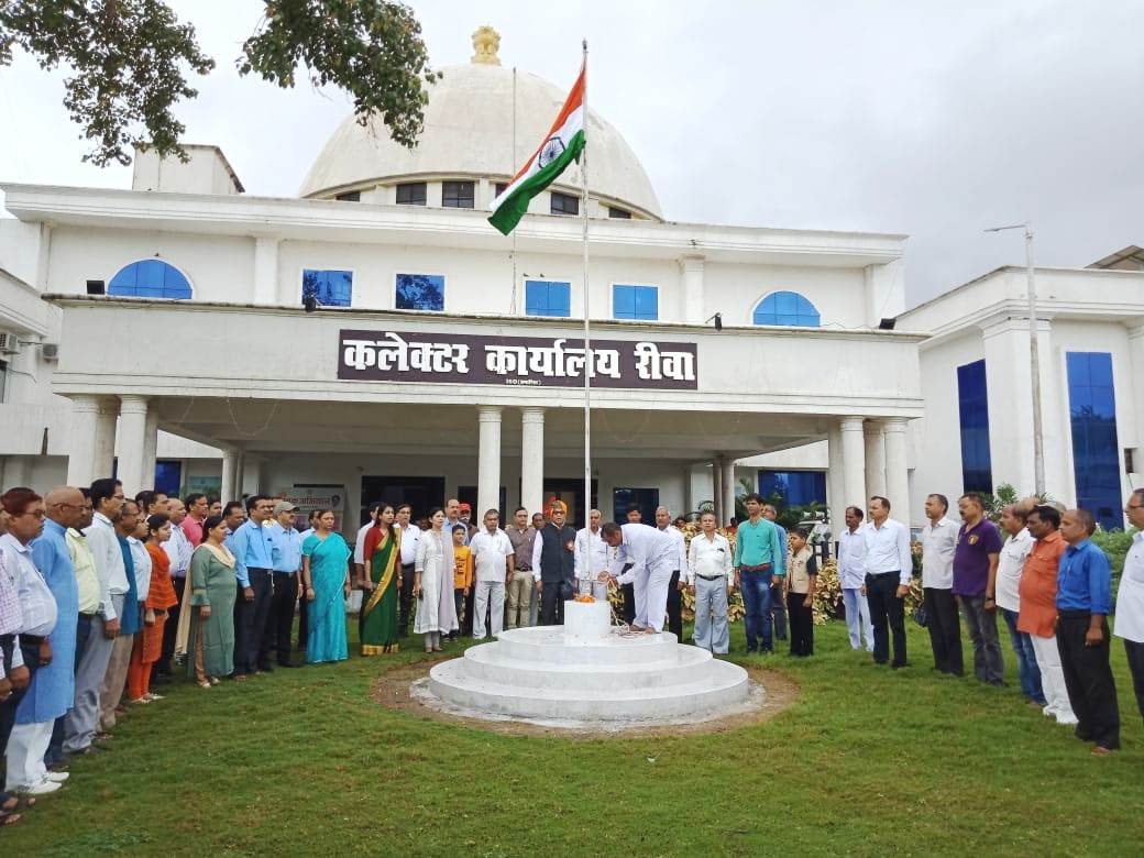  	 रीवा 15 अगस्त 2019. कलेक्ट्रेट कार्यालय रीवा में स्वतंत्रता दिवस समारोह पूर्वक मनाया गया। कार्यालय परिसर में कलेक्टर श्री ओमप्रकाश श्रीवास्तव ने ध्वजारोहण किया। 