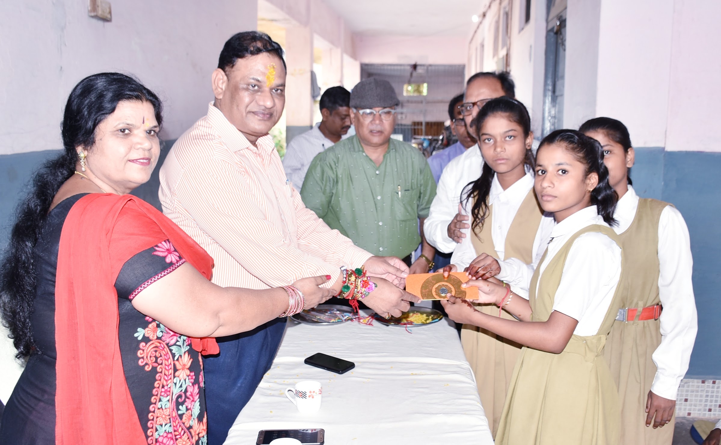 कमिश्नर डॉ. भागर्व ने सपत्नी मूकबधिर विद्यालय की छात्राओं से बंधवाई राखी