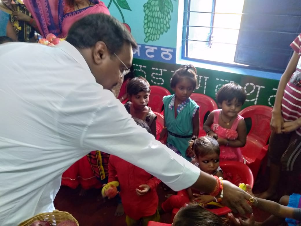 आंगनवाड़ी में पंचायत मंत्री ने मनाया रक्षाबंधन का त्यौहार - जोगीपुर में मध्यान्ह भोजन में शामिल हुये पंचायत मंत्री श्री पटेल