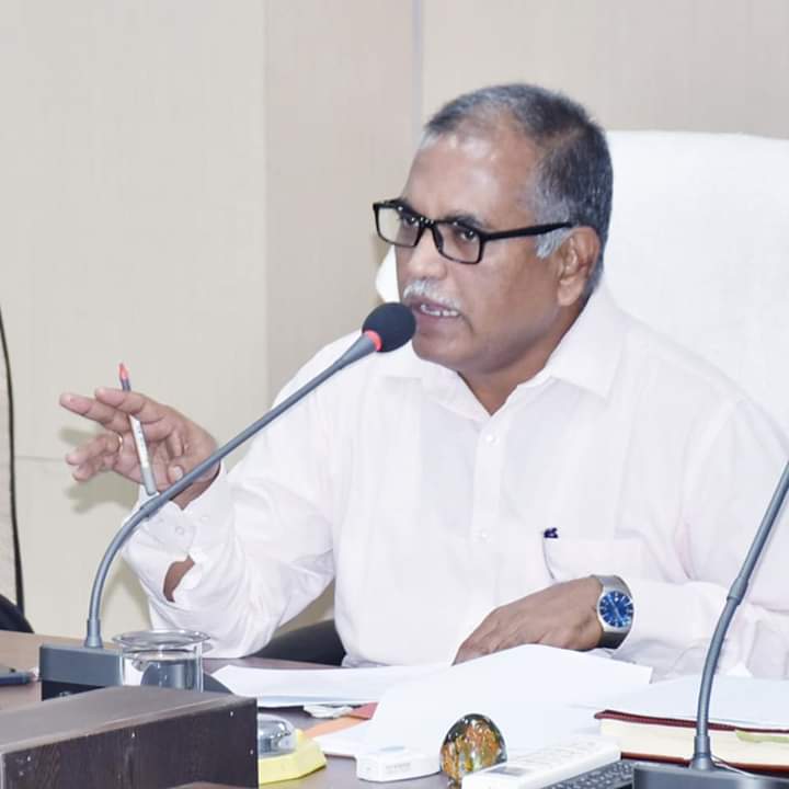 कलेक्ट्रेट सभागार में आयोजित बैठक में राजस्व अधिकारियों को सीएम हेल्पलाइन के प्रकरणों के निराकरण के दिये निर्देश  कलेक्टर ओमप्रकाश श्रीवास्तव
