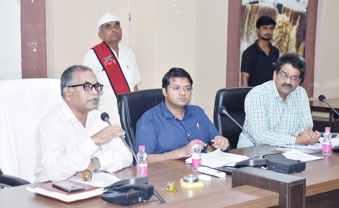 मुख्य कार्यपालन अधिकारी जिला पंचायत अर्पित वर्मा ने बैंकर्स को दिये निर्देश  तत्परता से करे कार्य