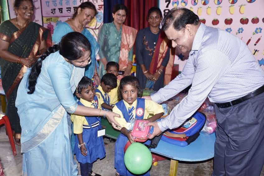 बच्चों की मुस्कान ही राष्ट्र की परमहंस मुस्कान है  कमिश्नर डॉ. भार्गव  ने किया बाल शिक्षा केन्द्र गोरगांव का शुभारंभ संभाग में 25 बाल शिक्षा केन्द्रों का हुआ शुभारंभ