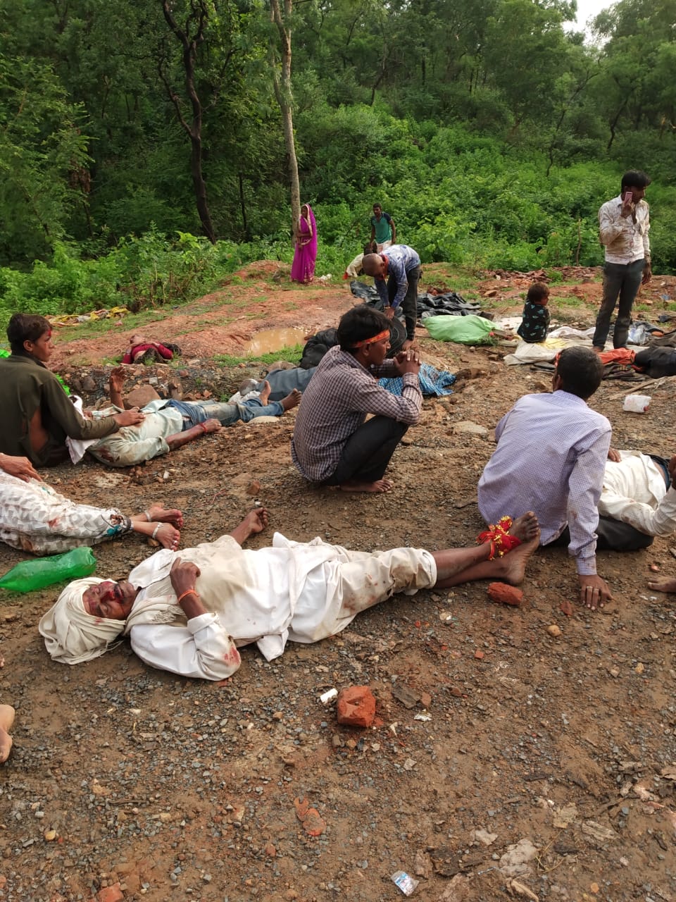  तेज रफ्तार ट्रैक्टर पलटा, 20 से अधिक लोग घायल 12 की हालत गंभीर