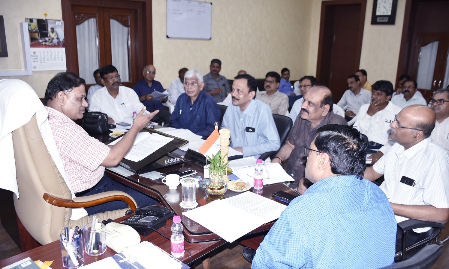  कमिश्नर डॉ. भार्गव ने ली विभिन्न विभागों की समीक्षा बैठक 