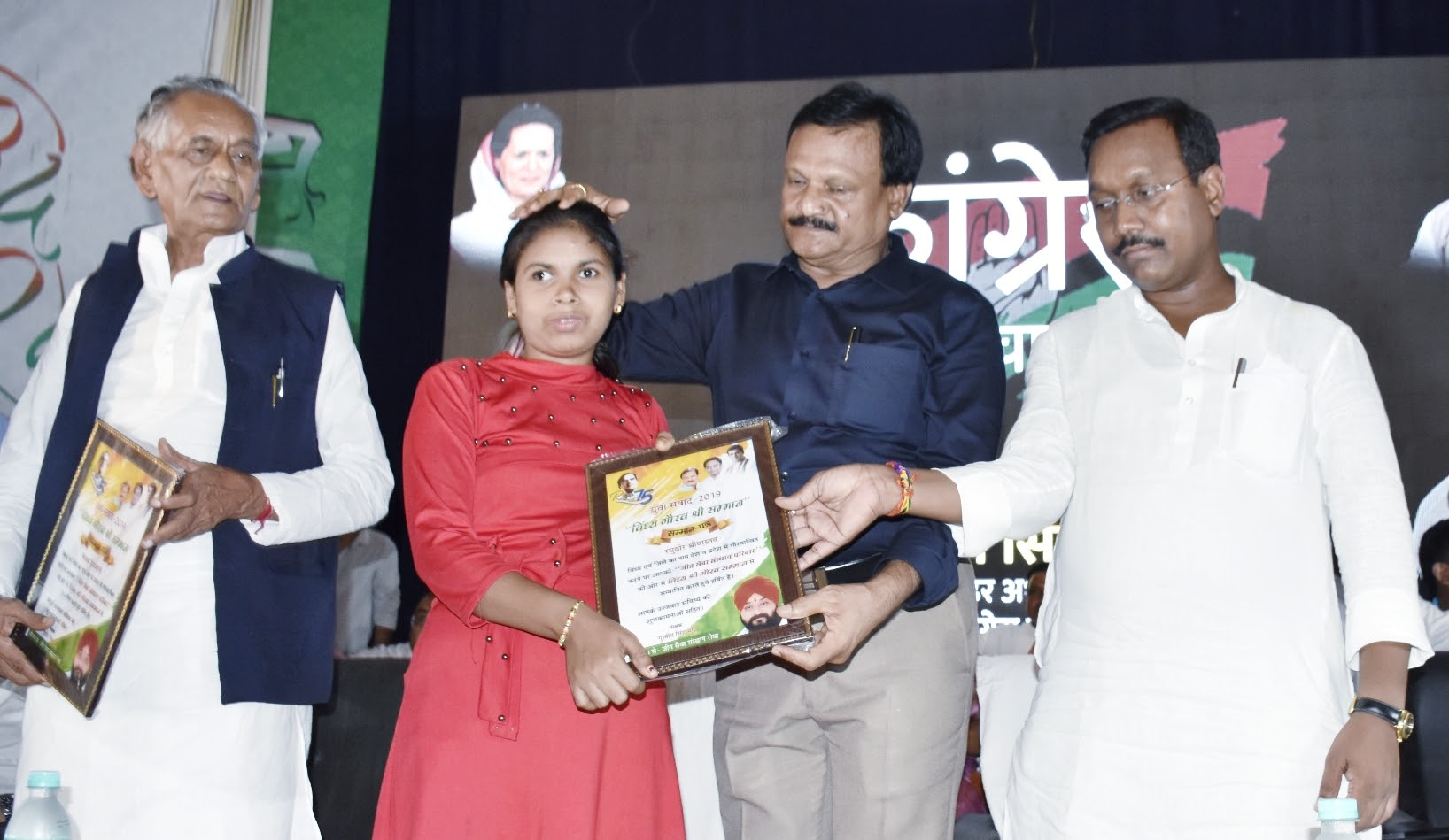 युवा संसद में रीवा संभाग के प्रतिभाशाली युवाओं को सम्मान पत्र देकर सम्मानित किया गया।