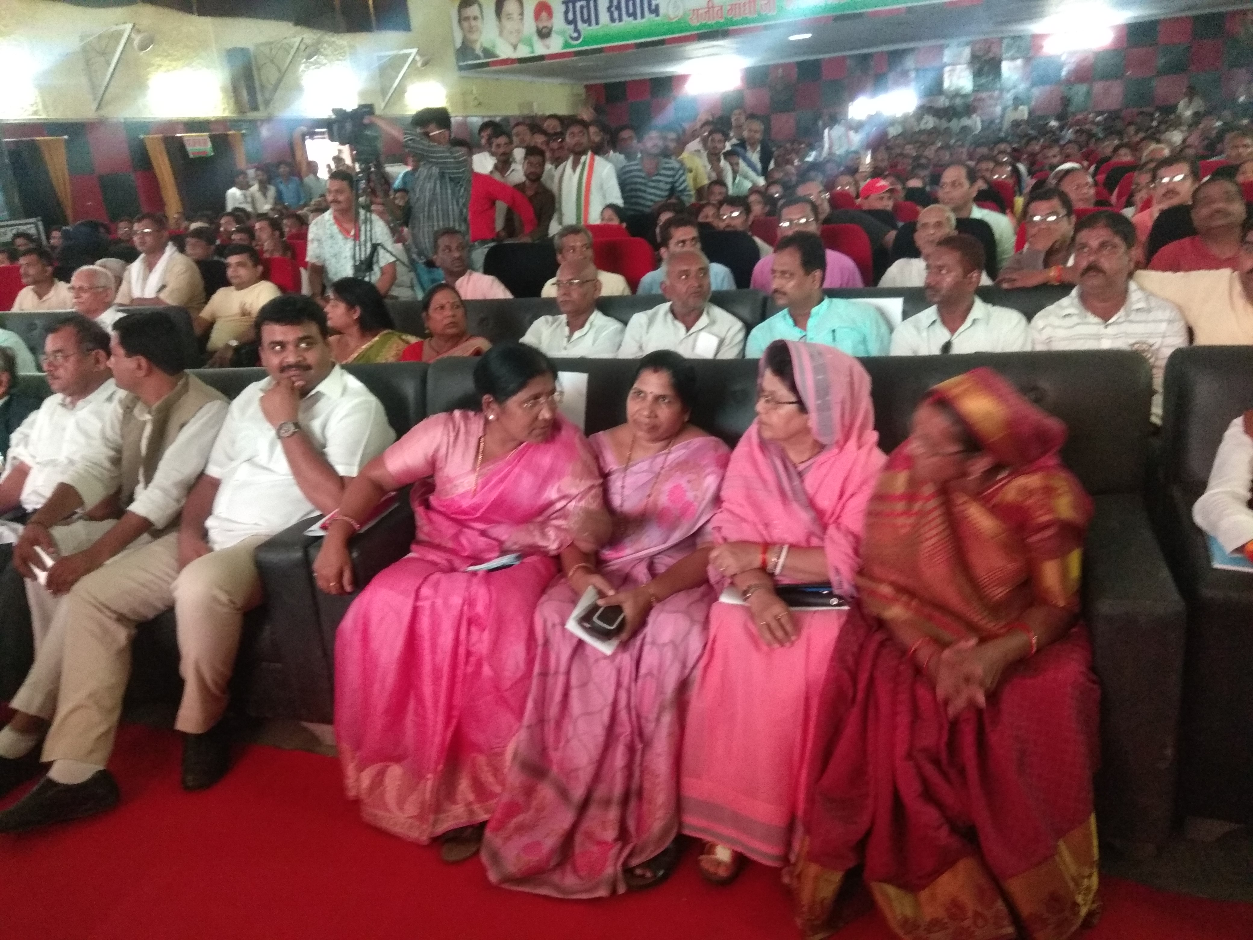 मेडिकल कालेज आडिटोरियम रीवा में युवा संसद का आयोजन किया गया। इसका शुभारंभ करते हुये लोक निर्माण तथा पर्यावरण मंत्री श्री सज्जन सिंह वर्मा 
