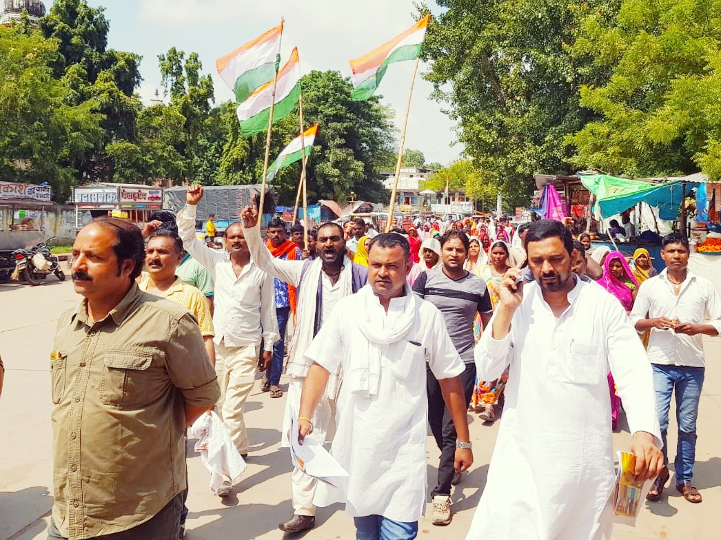 आवास योजना व सरकारी जमीनों पर बसे हुए गरीबो को पट्टा दिए जाने और बार्ड 15 की रोड नाली विजली जैसे ज्वलंत समस्याओं को लेकर संभागीय आयुक्त ,पुलिस अधीक्षक रीवा ,व नगर निगम आयुक्त महोदय को ज्ञापन दिया गया