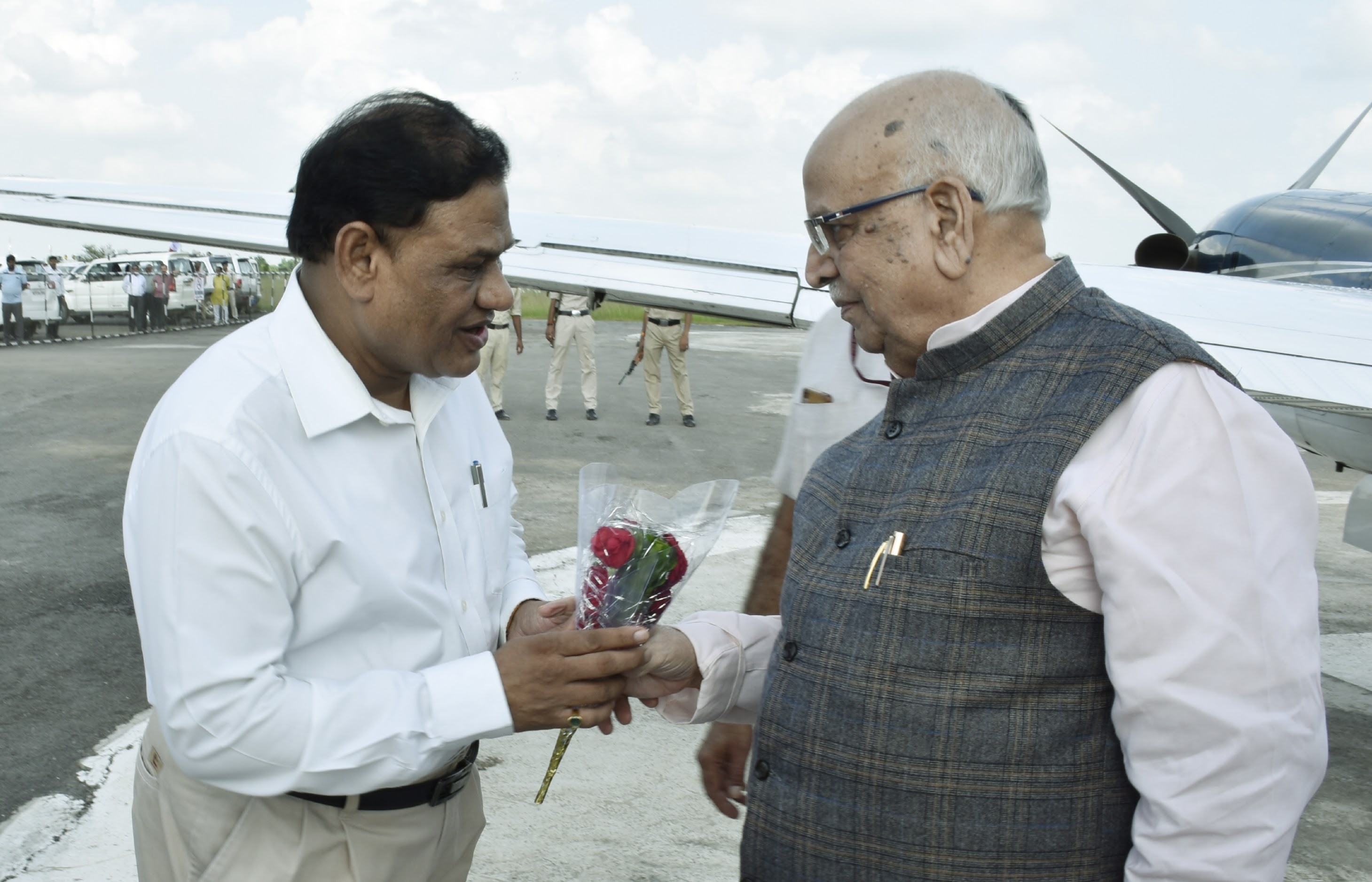 प्रदेश के राज्यपाल श्री लालजी टंडन का आज रीवा की चोरहटा हवाई पट्टी पर आगमन हुआ। हवाई पट्टी पर राज्यपाल श्री टंडन का प्रशासनिक अधिकारीओ ने किया स्वगत 