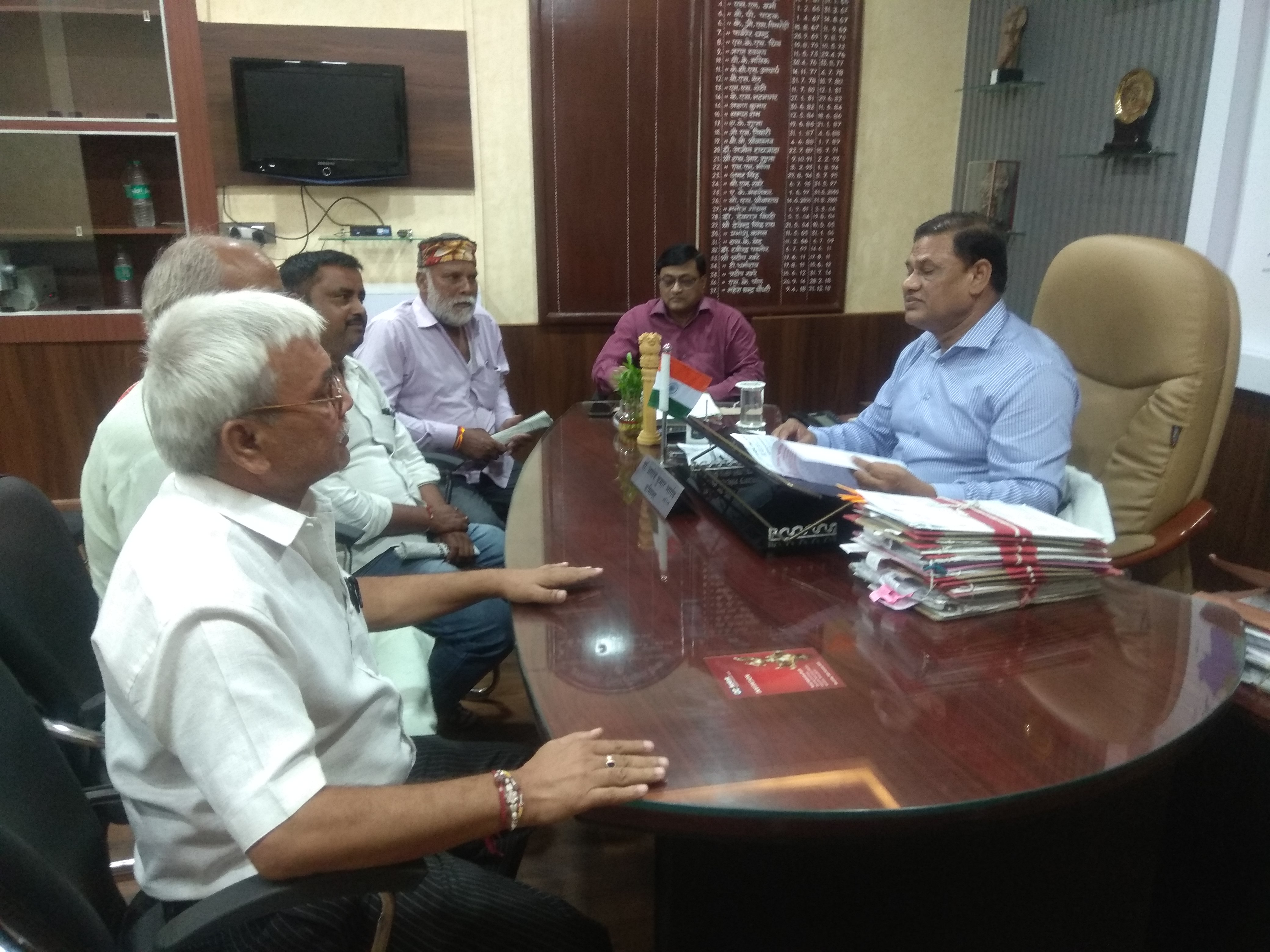 गंगेव और जनपद में हुए घोटाले को लेकर प्रतिनिधिमंडल में कमिश्नर को सौंपा ज्ञापन  कमिश्नर ने संभागीय स्तर के अधिकारियों की टीम बनान  क र जांच करने दिया निर्देश