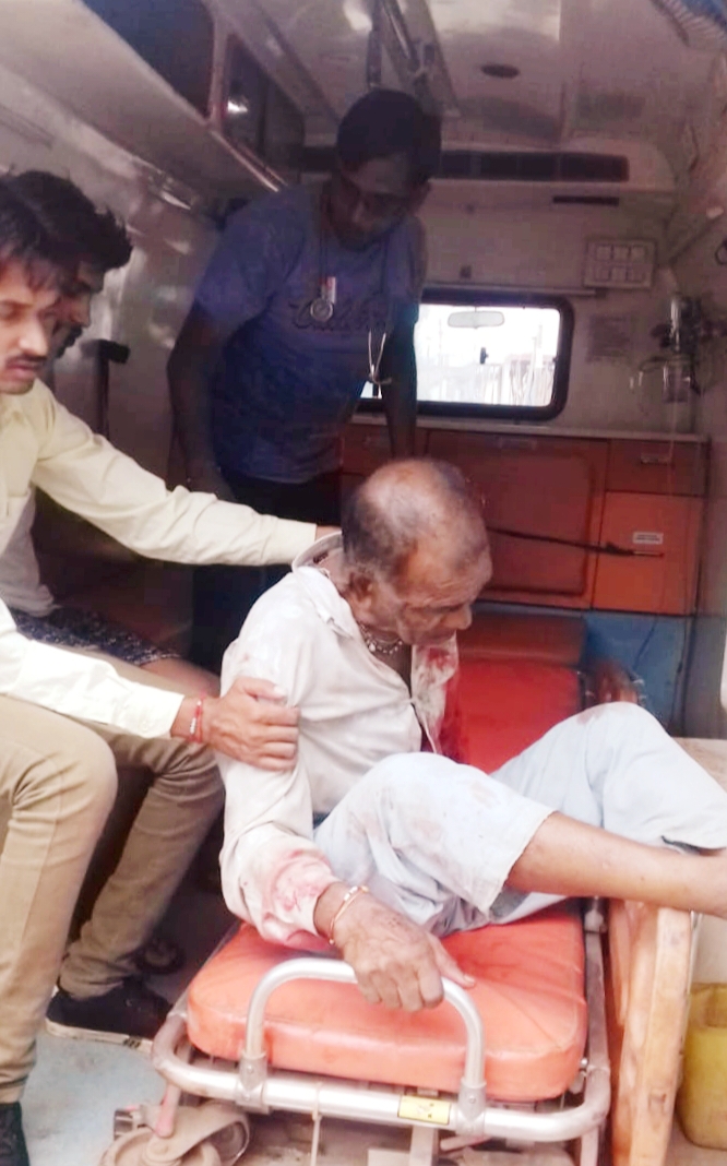 ट्रक की चपेट में आने से बुजुर्ग के हाँथ के चिथड़े उड़े 