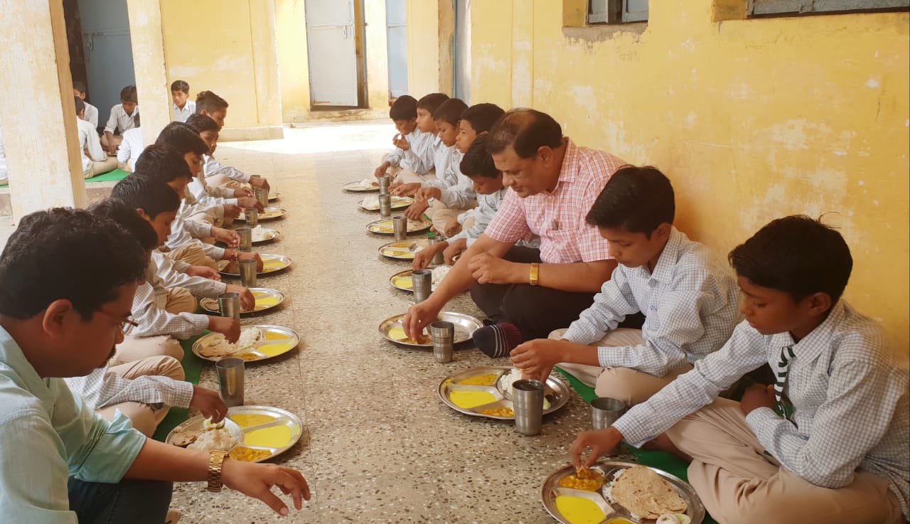 कमिश्नर डॉ. भार्गव ने चित्रकूट में भ्रमण के दौरान छात्रावासों एवं विद्यालयों का किया आकस्मिक निरीक्षण