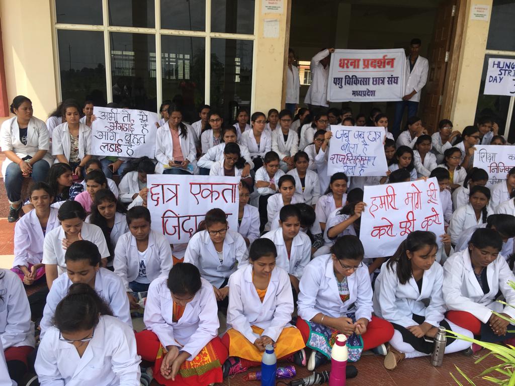 विभिन्न मांगो को लेकर रेवा वेटरनरी कॉलेज के छात्रों का लगातार 3 दिन भी भूख हड़ताल जारी