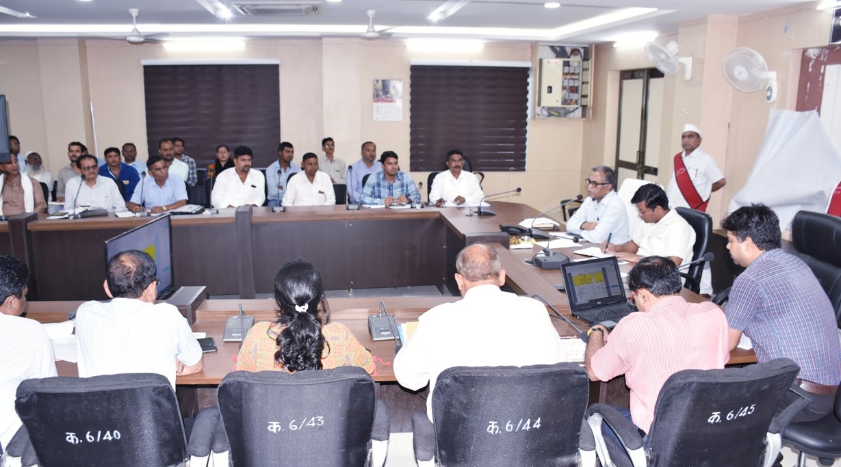 मुख्य कार्यपालन अधिकारी जिला पंचायत अर्पित वर्मा ने निर्देश दिए कि जहां भी गौशालायें बन रही हैं वहां बोर्ड लगायें 