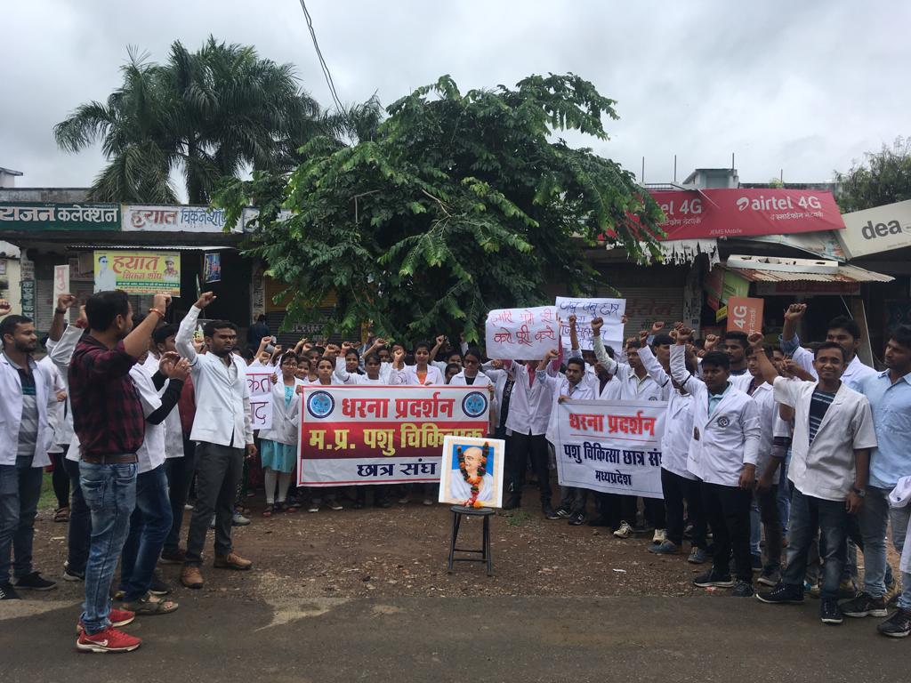 वेटनरी कॉलेज के हडताली  छात्रो द्वारा  शांति पूर्वक रुप से महात्मा गांधी ज्यंती मनायी गई  