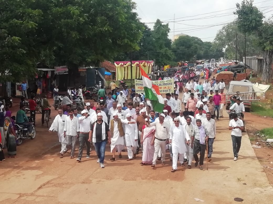 लॉक कांग्रेस कमेटी देवतालाब के द्वारा राष्ट्रपिता महात्मा गांधी एवं पूर्व प्रधानमंत्री श्री लाल बहादुर शास्त्री जी की जयंती मनाई गई जिसमें प्रभातफेरी निकालकर फिर सभा को संबोधित किया गया 