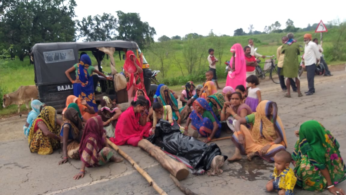 कुसुमबती यादव पति इन्द्रमनि यदाव 45 वर्ष निवासी घोरहा, बिजली विभाग के लापरवाही के कारण हुई मौत
