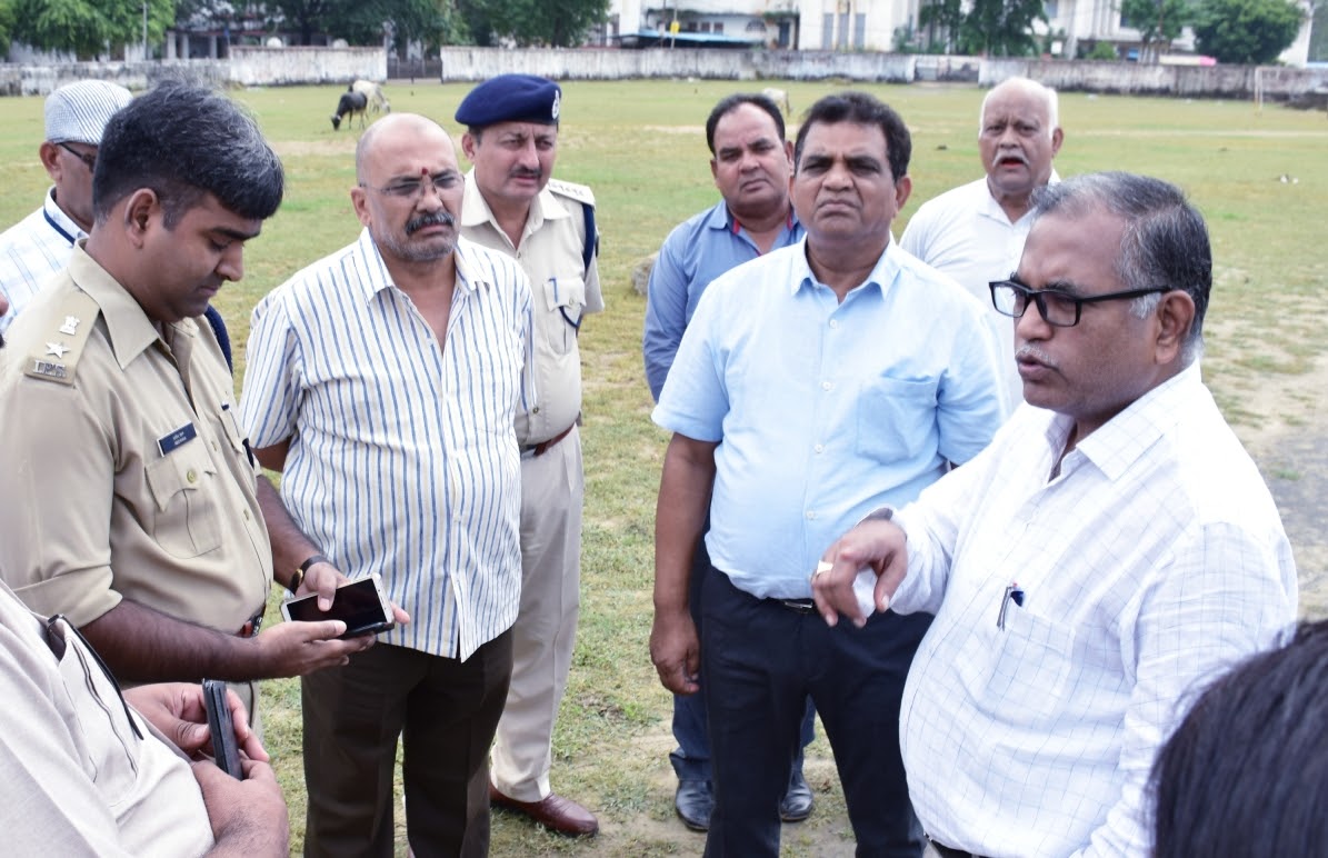 दशहरा चल समारोह स्थल का कलेक्टर ने किया निरीक्षण  रावण पुतला दहन स्थल में आवश्यक व्यवस्थायें सुनिश्चित कराने के दिये निर्देश