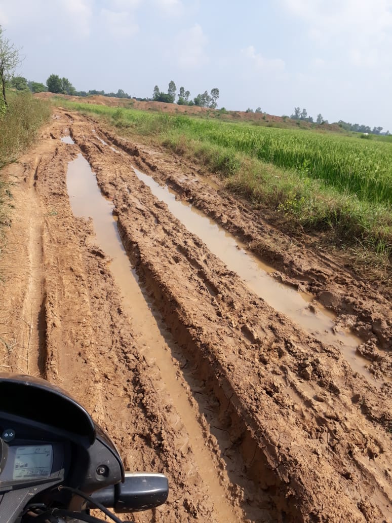  जनपद गंगेव अन्तर्गत ग्राम पंचायत मदरी से गांव पुरवा तक कि पीडब्ल्यूडी सड़क की हालत खस्ता है। 