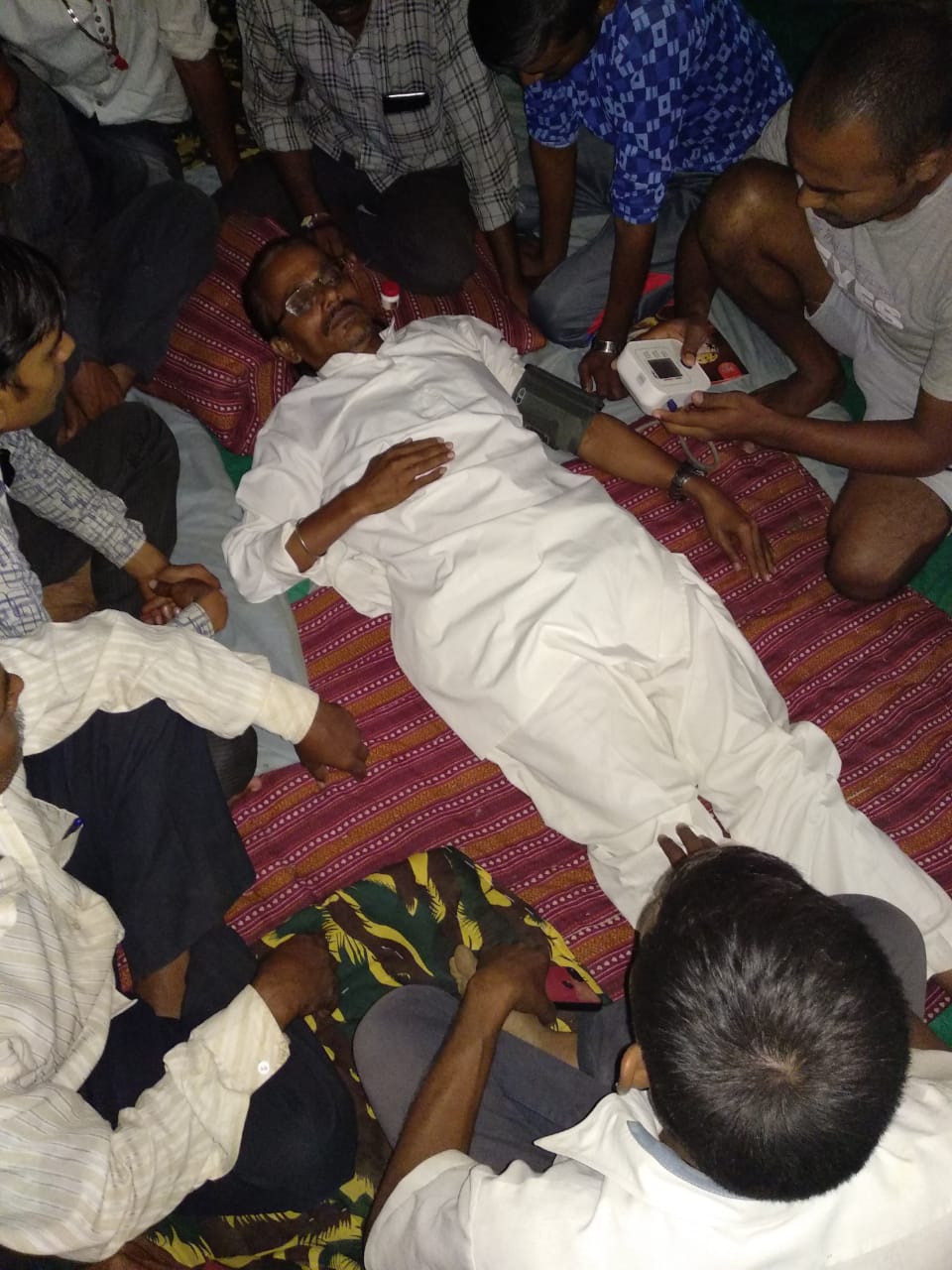  अनशकारी विश्वनाथ पटेल चोटीवाला की तवियत हुई खराब,वी पी लो होने की बजह से आया चक्कर।