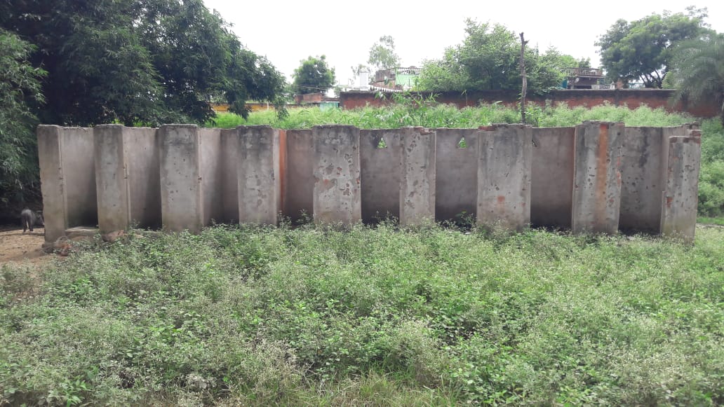  नगर परिषद नईगढी के बार्ड क्र 15 हरिजनएवं आदिवासी बस्ती में इन परिबारो मे बने अधूरे सौचालय 