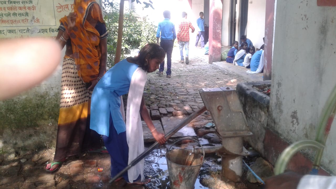 स्कूलों में पढ़ाई के साथ बर्तन भी मांज रहे बच्चे ।खेलने तक का भी वक्त नही  विकास खण्ड सिरमौर के बेलवा सुरसरी सिंह विद्यायल मामला