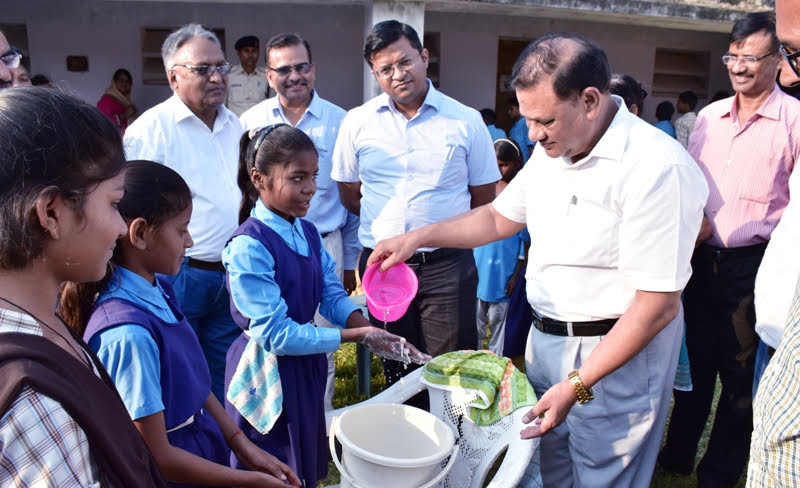 स्वच्छता पवित्रता की प्रतीक होती है – कमिश्नर डॉ. भार्गव विश्व हाथ धुलाई दिवस पर शासकीय हाईस्कूल  रामनई में आयोजित हुआ कार्यक्रम