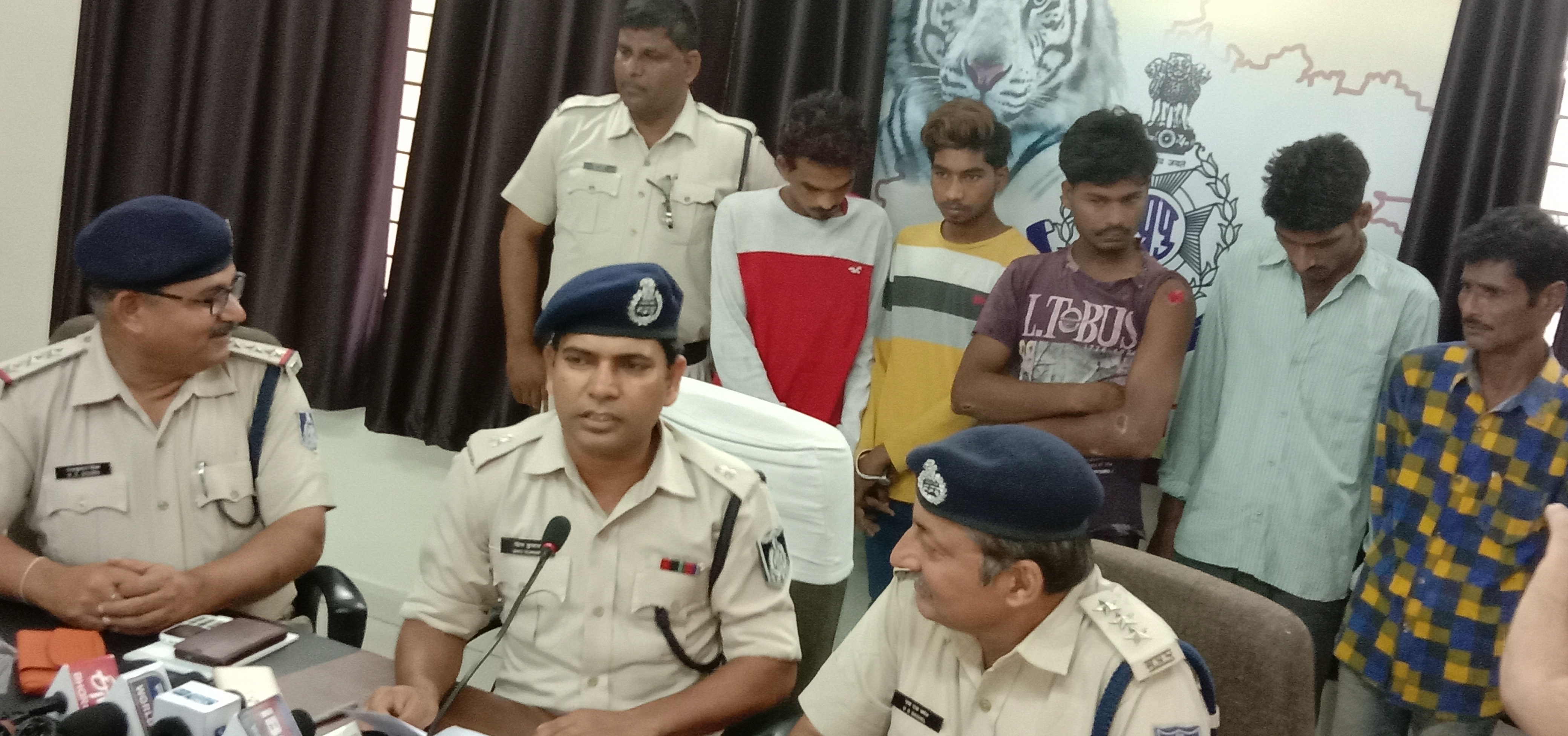 रीवा सिविल लाइन पुलिस द्वारा लूट ,चोरी करने वाले अपराधियों का पत्रकार वार्ता कर किया खुलासा एडिशन एस पी  शिव कुमार वर्मा