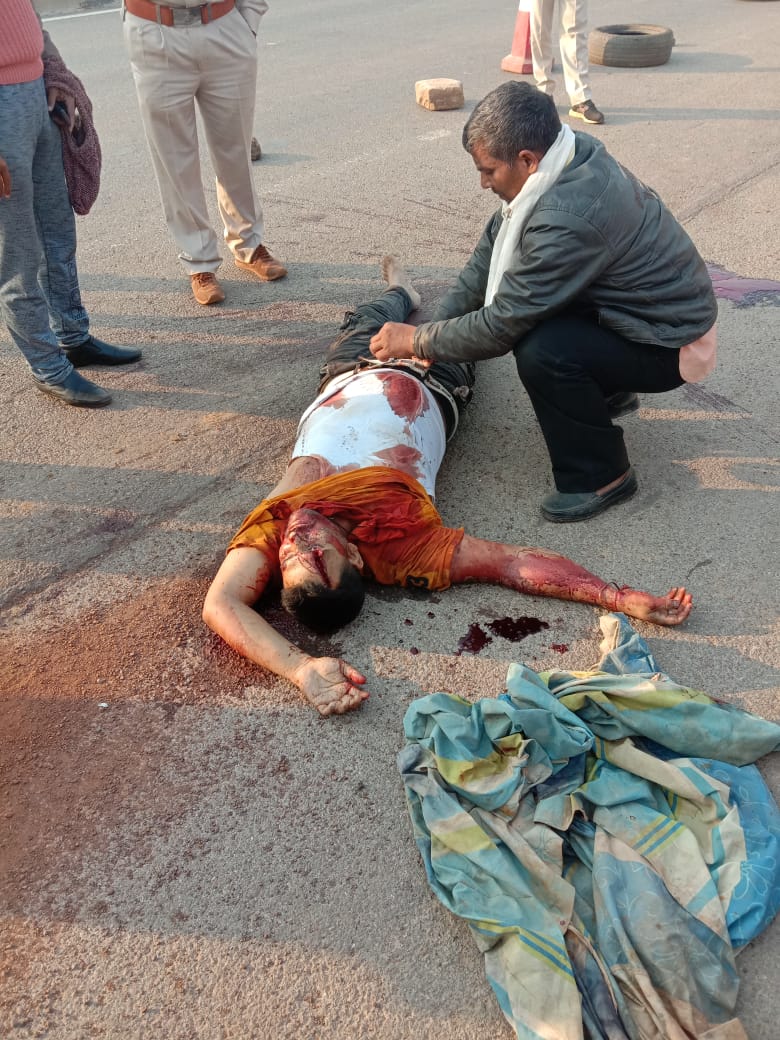 सड़क के किनारे युवक की लाश मिलने से फैली सनसनी