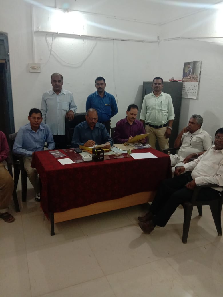 पुलिस अधीक्षक लोकायुक्त  संभाग रीवा के  निर्देशन में एसडीएम कार्यालय सिरमौर में ट्रिप कार्यवाही करते  उप पुलिस अधीक्षक श्री वी के पटेल 