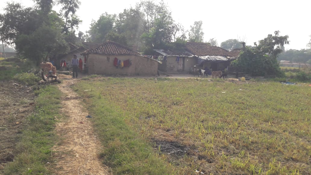 आखिर कब और कौन सुनेगा आदिवासियों का दर्द।  कब बदलेगी आदिवासी वस्तियो की तस्वीर ।