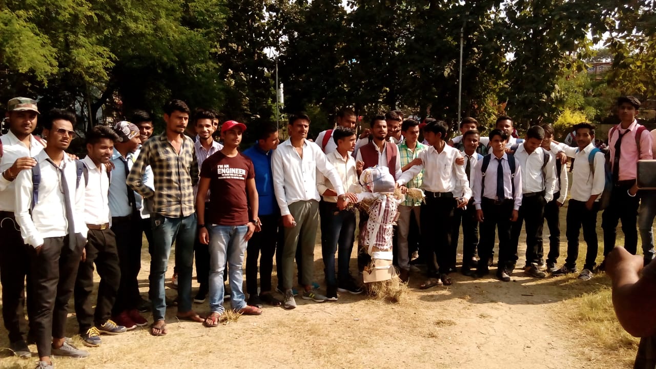 एनएसयूआई कार्यकर्ताओ ने प्रधनमंत्री मोदी का फूंका पुतला