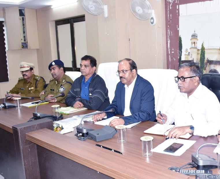 ----------  विभागीय अधिकारी टीम भावना के साथ कार्य कर रीवा को उत्कृष्ट जिला बनायें उपलब्ध संसाधनों से विभागीय योजनाओं को क्रियान्वयन करायें - प्रभारी सचिव श्री एस.एन. मिश्रा