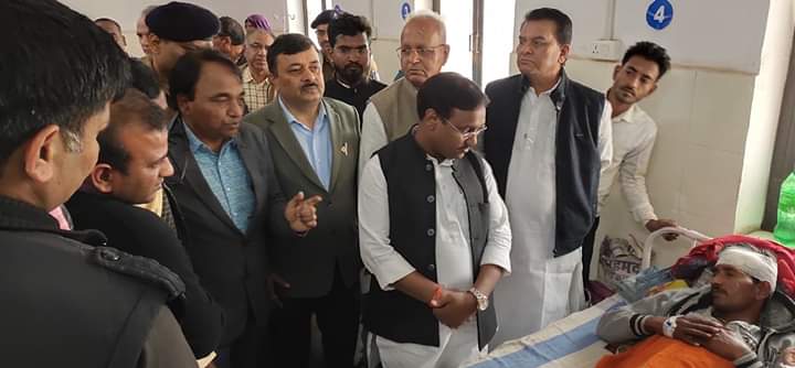 पंचायत मंत्री श्री कमलेश्वर ने बस दुर्घटना में घायल पीडि़तों से की मुलाकात  घायलों को स्वेच्छा निधि से 10-10 हजार रुपये की आर्थिक सहायता