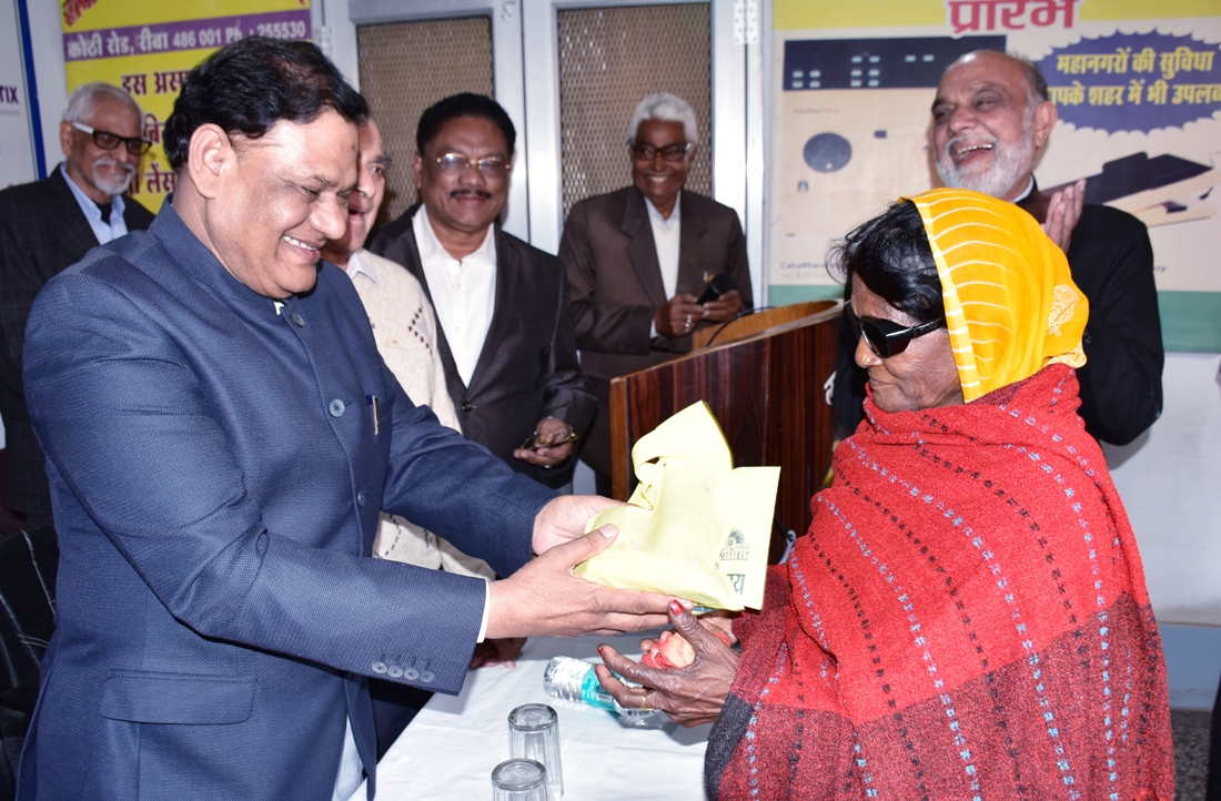 आंखों के बिना दुनिया की खूबसूरती अर्थहीन है – कमिश्नर डॉ. भार्गव  लायंस नेत्र चिकित्सालय रीवा में कार्यक्रम आयोजित  	