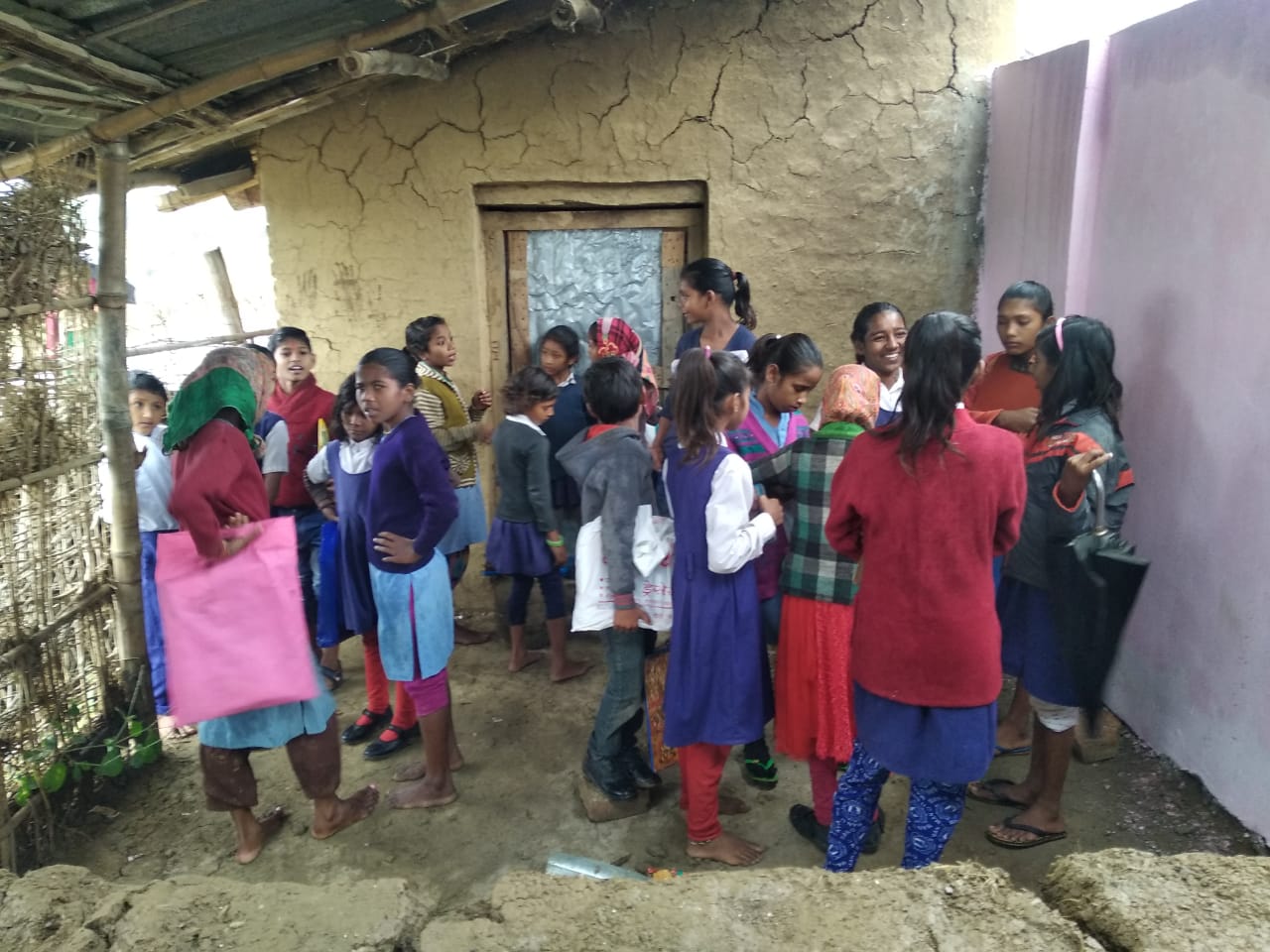 बारिश में भिगते रहें नौनिहाल, देर से खुली स्कूल