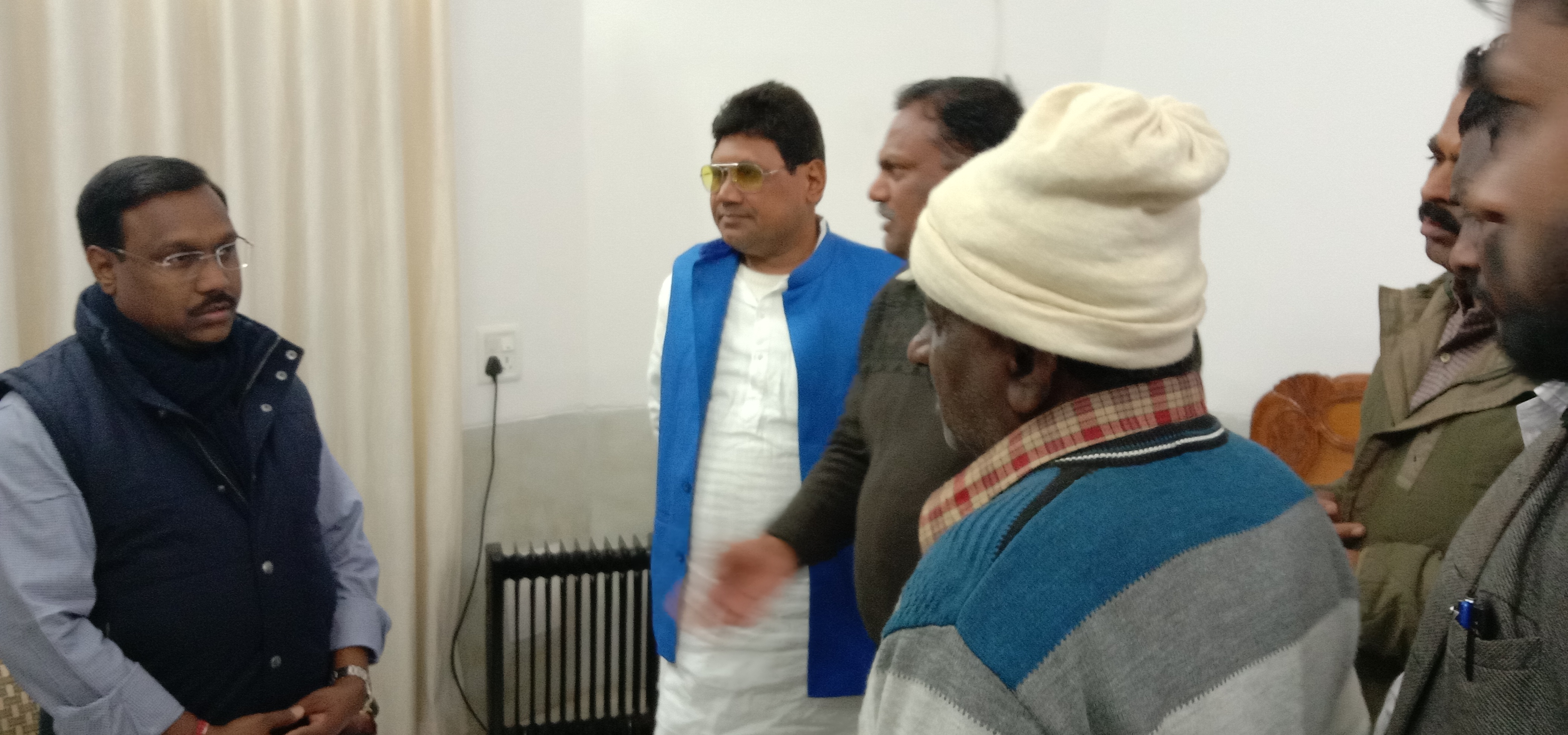 आरटीओ रीवा में पदस्थ परिवहन अधिकारी श्री मनीष त्रिपाठी को हटाए जाने के लिए सैकड़ों की संख्या में पीड़ित वाहन स्वामी समेत जनप्रतिनिधियों द्वारा आज माननीय कमलेश्वर पटेल जी मंत्री पंचायत एवं ग्रामीण विकास मिले 