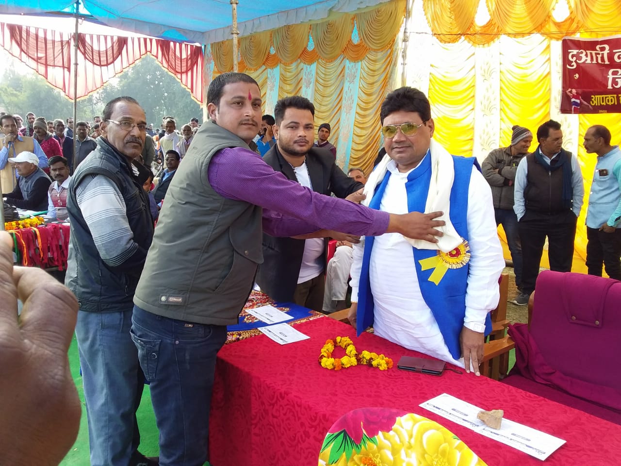 मनिकबार दुआरी मे आयोजित बालीबाल के फाइनल मैच में पहुचे पूवॅ सांसद देवराज सिंह पटेल का स्वागत करते हुए 