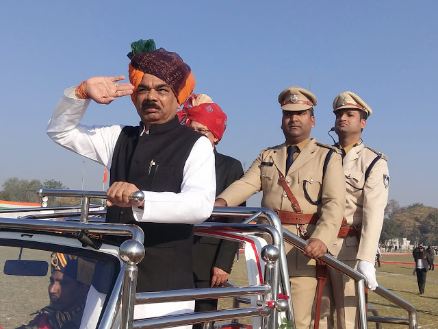 71वा गणतंत्र दिवस मुख्य अतिथि प्रभारी मंत्री लघन घनघोरिया द्वारा ध्वजारोहण करने के बाद परेड की सलामी ली गई