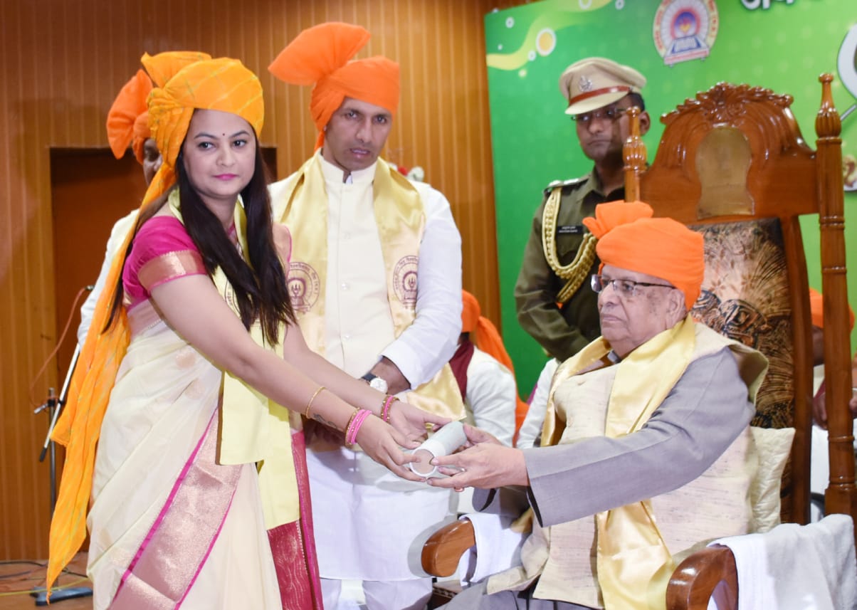 स्वामिमानी एवं शक्तिशाली भारत के निर्माण में युवा अपनी भूमिका का निर्वहन करें - राज्यपाल श्री लाल जी टण्डन अवधेश प्रताप सिंह विश्वविद्यालय रीवा का अष्टम दीक्षांत समारोह संपन्न