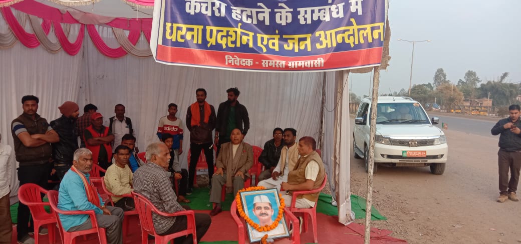 ग्राम पंचायत कोस्टा में कचरा प्लांट के हटाने के लिए धरना में पहुंचे गुढ विधायक नागेंद्र सिंह