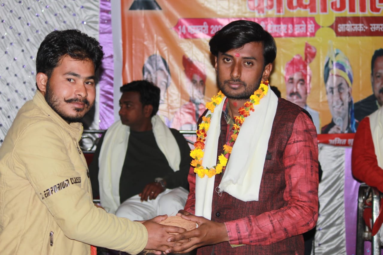 शहीदों के बने हर चित्र को मैं चूम लेता हूं