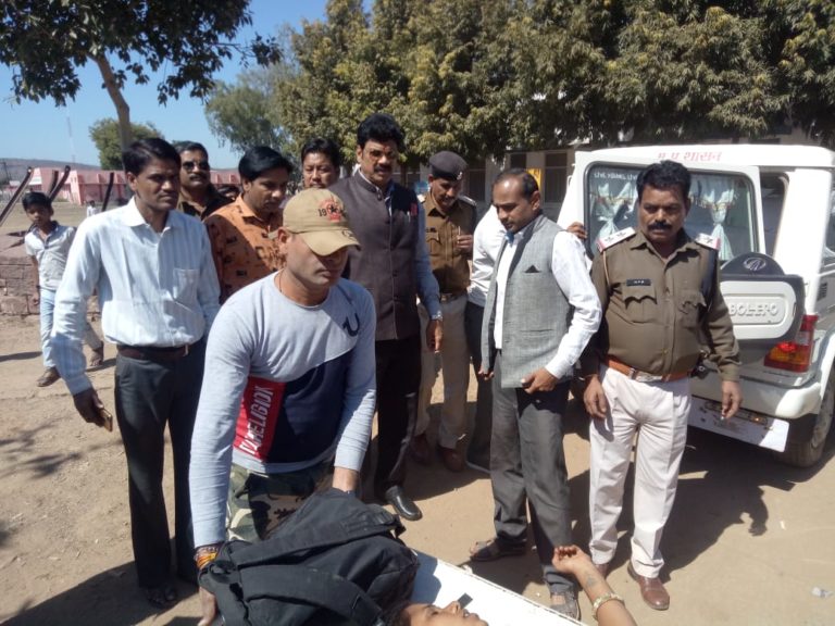 *कमलनाथ सरकार के राजस्व और परिवहन मंत्री की मानवता रास्ते में घायल अवस्था में पड़े लोगों को लेकर पहुंचे अस्पताल*