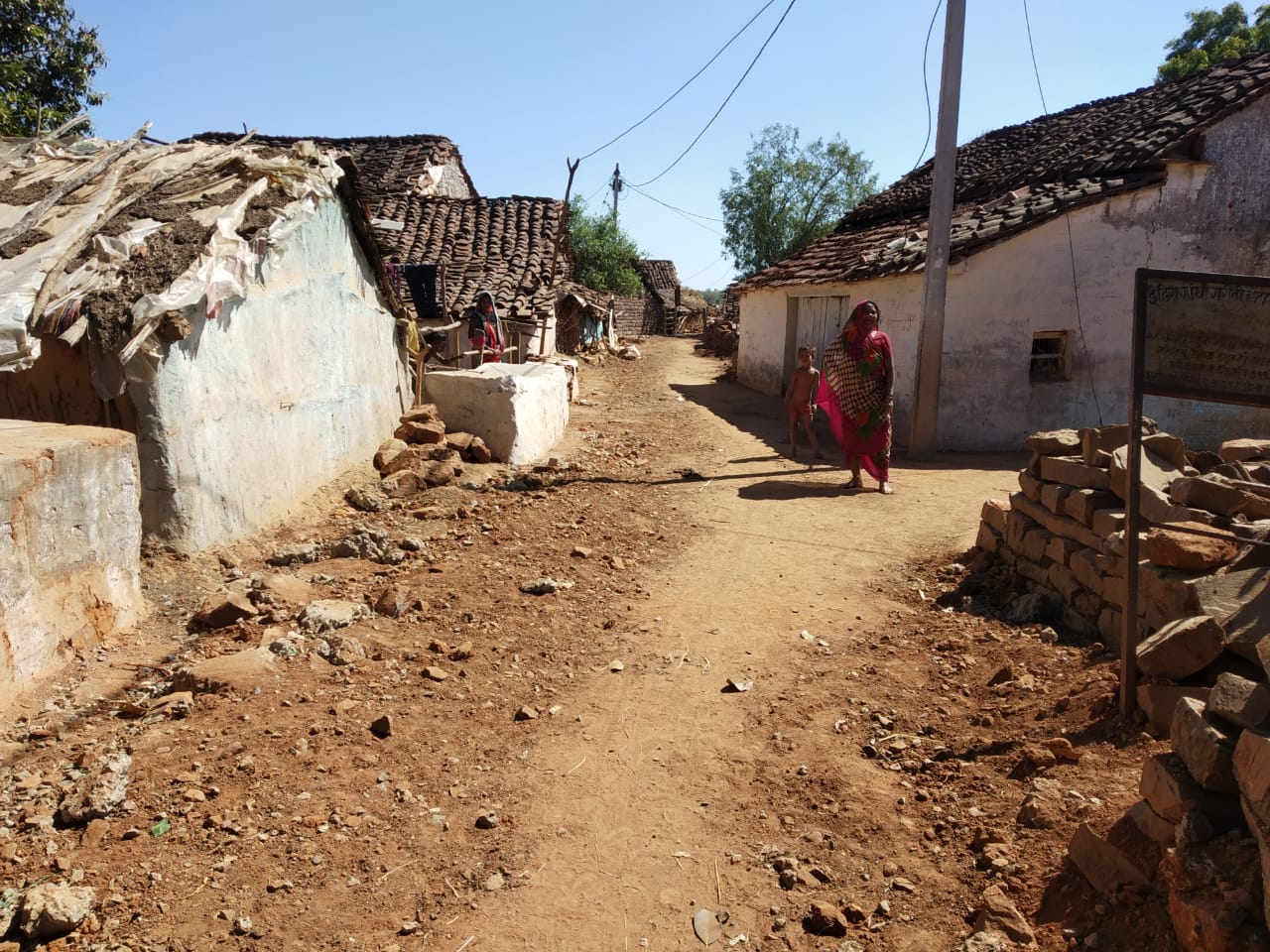 विकास से कोसों दूर जारुआ गांव बिजली पानी तक नहीं