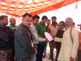  पांच हजार क्विंटल धान के लिए पांच दिन से चल रहा है धरना- अनशन स्थल पहुंचे प्रशासनिक अधिकारी,नही बनी बात  बैरंग लौटे अधिकारी।
