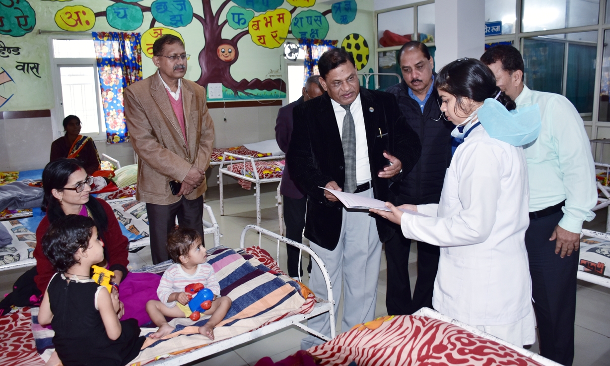 कमिश्नर डॉ. भार्गव की पहल पर जिला चिकित्सालय में विशेष स्वास्थ्य शिविर आयोजित 