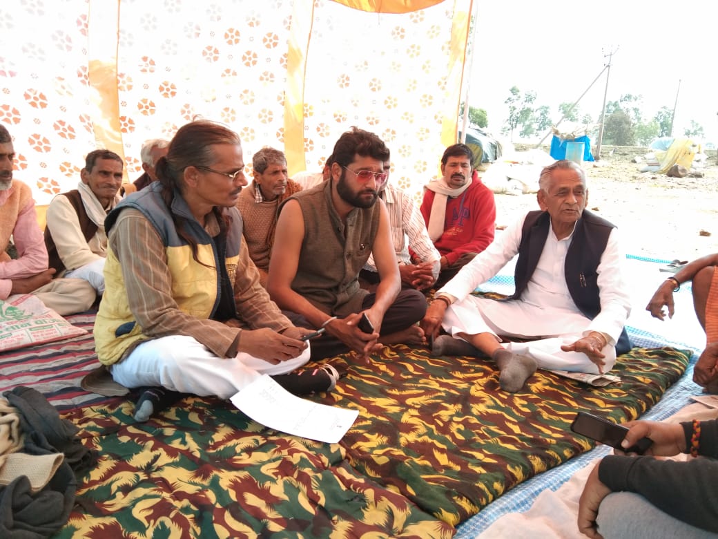 धरना स्थल पहुंचे राज्य सभा सांसद  राजमणि पटेल